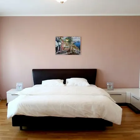 Ultra-spacious Close To The Central Park